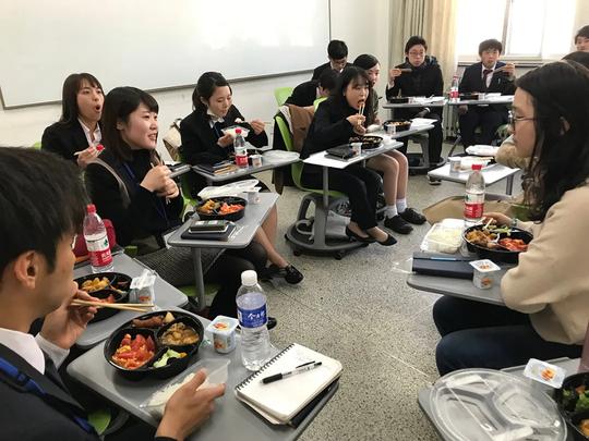 接过世代友好接力棒，共同肩负中日两国未来