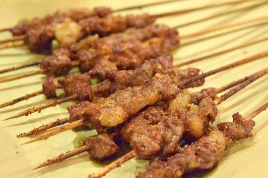 “烧烤店老板”抱怨生意不好做，食客：你以为我不想吃？