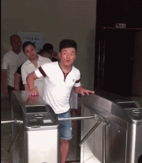 搞笑gif开心一刻：姑娘自拍从来不露脸