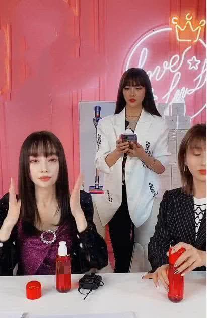 金马影后李小璐直播带货，满屏骂声评论刺眼，其表情难看不看屏幕