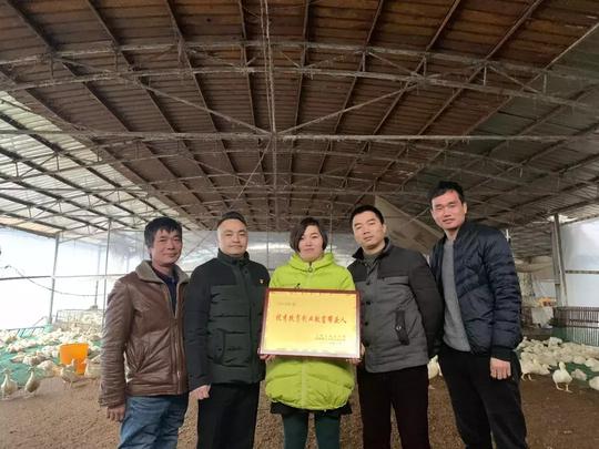 三博士创业学院联合桂林理工大学开展下乡扶贫送温暖活动之灌阳县