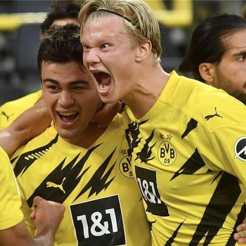 我在踢足球英语怎么说