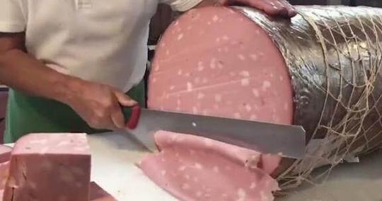 康师傅一年用一头牛算什么，这家店一年只用一根火腿肠，真难想象