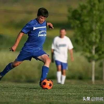 踢足球足球场一共多少人