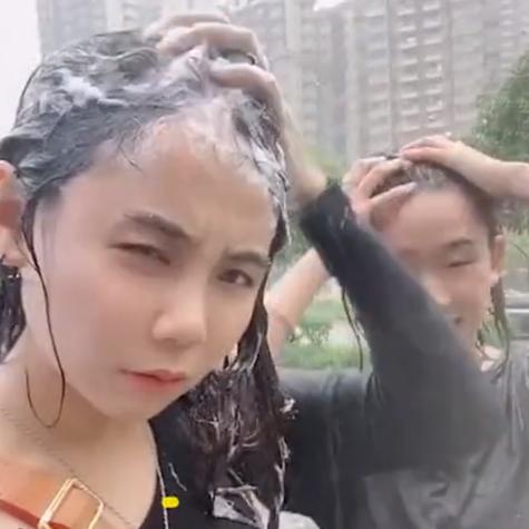 南宁一小区绿化树被“剃光头”，业主质疑物管过度修剪, 你怎么看？