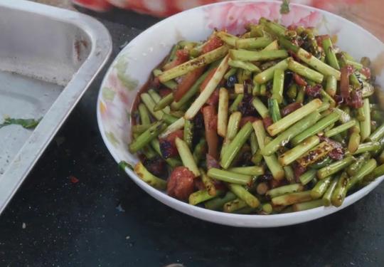 山东露天炒菜摊，老大爷干了40年，蒜薹炒肉5元1盘几乎不赚钱