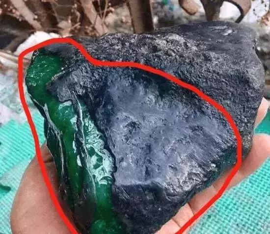 揭秘翡翠原石皮壳：辨别真假技巧，让你轻松识破骗局
