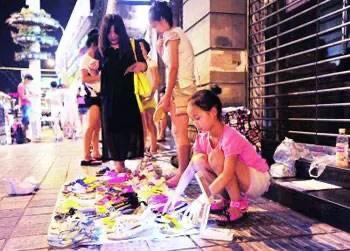 中央让摆地摊了，农民有钱了，网友怎么看？