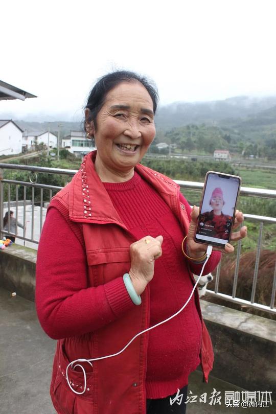 这个内江妹儿不简单！玩抖音带出了一群六七十岁的“婆婆网红”
