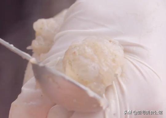 介绍一款虾滑白菜粉丝煲，鲜香嫩滑又美味，老少皆宜的家常美食
