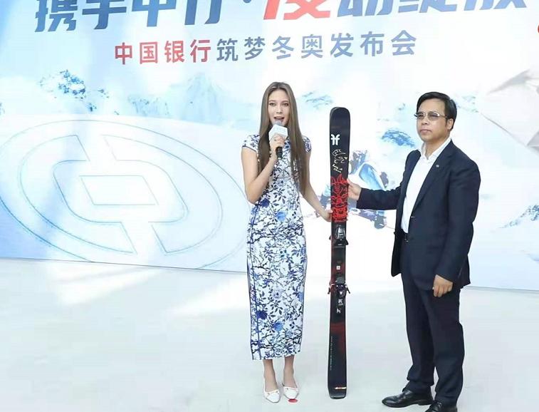 谷爱凌穿红旗袍演讲图片