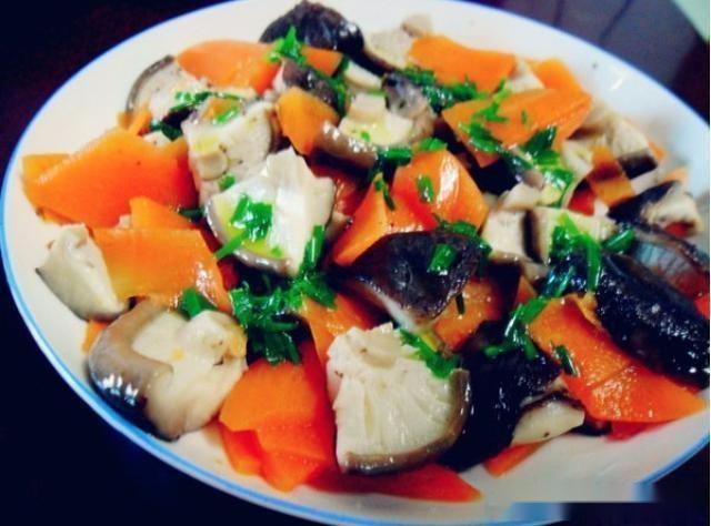 扁豆能做成什么美食（干煸豆角干煸有机花菜干煸包菜和干煸鸡腿菇怎么烹饪）