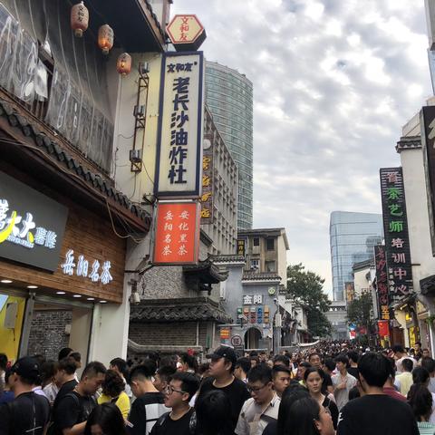 长沙五一大道是谁主持修的？