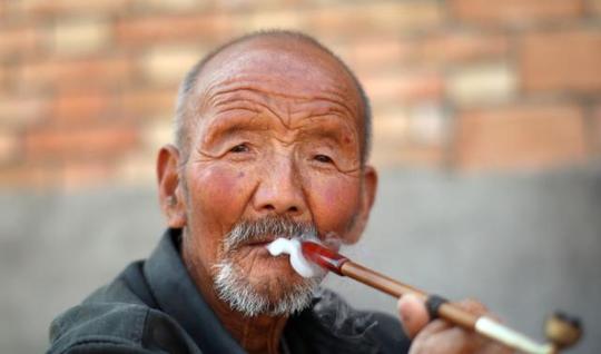 俗语“财不走急门，福不入偏门”，教人规矩做人，规矩发财