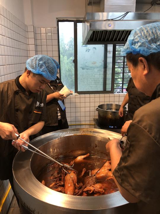 辞掉工作自主创业大学生学习卤三味开家卤肉馆开始赚钱了