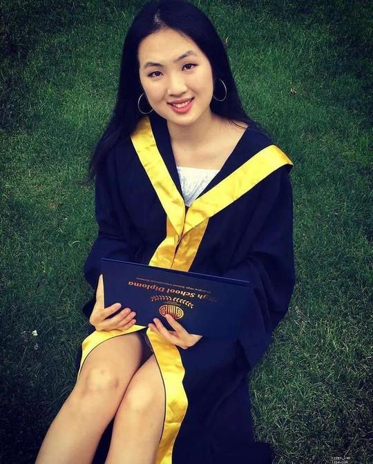 华为老总小女儿回国，躺豪宅里大秀美腿，意外暴露别墅外景真奢华