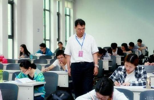 2021被大学生偏爱的4个“铁饭碗”，教师排倒数，冷门职业夺冠