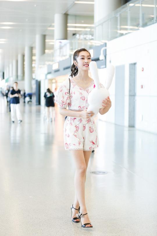 “师姐”宣璐又晒美照，穿3千的毛衣配1千3的牛仔裤，甜美吸睛