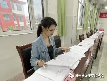 教师风采个人简介100字(幼儿园教师风采墙教师格言)