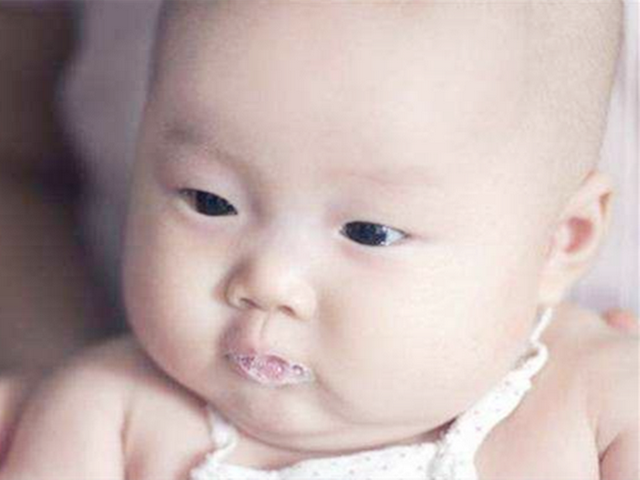 宝宝什么时候会吐泡泡 宝宝什么时候会吐泡泡