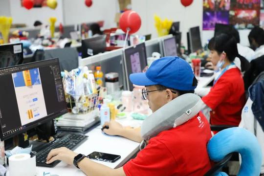 大牌背后的沉默矿区：从“杂务工”到“生意参谋”