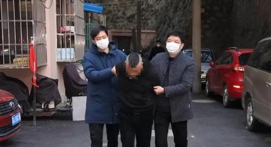 南医大奸杀案刊登嫌犯模拟画像的报纸，右上角为野味酒楼“蛇满席”广告