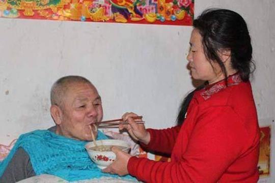 一年给农村的父母多少钱生活费？网友：不用给，你怎么看？