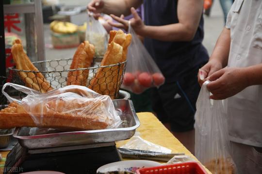 广东大姐开早餐店，利用“赌性”年赚100万，小生意也能赚大钱