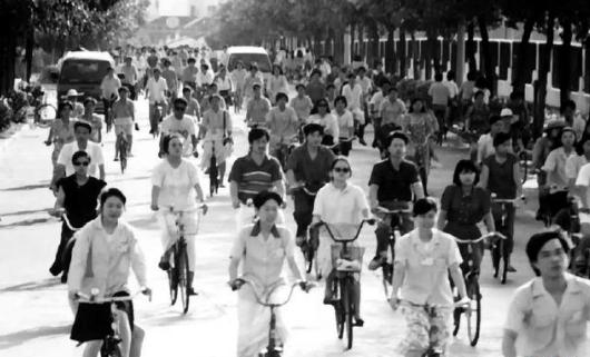 深圳老照片，图9为漂泊电子厂上班的人群，有年轻时候的你吗？