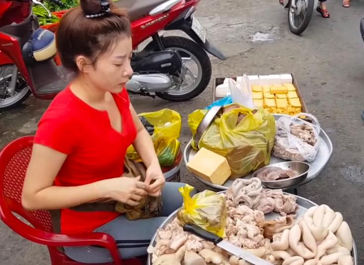 大妈街头卖什么美食（农村早餐摆摊卖什么好卖）