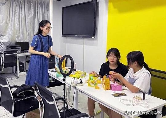 南商学子斩获首届网络直播创新创业实战技能大赛两项大奖