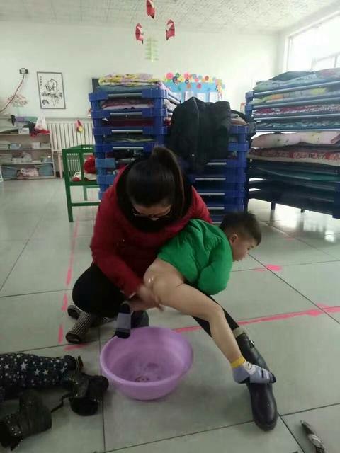 这样给女宝宝洗屁屁