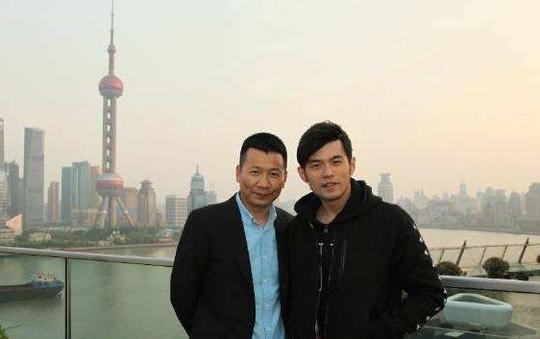 辍学老爸创立中国第一休闲品牌，漂亮的硕士女儿接班却难续辉煌