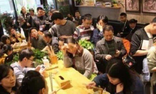 赵本山的面馆一夜走红，食客吃一碗“牛肉面”，结账时：你飘了