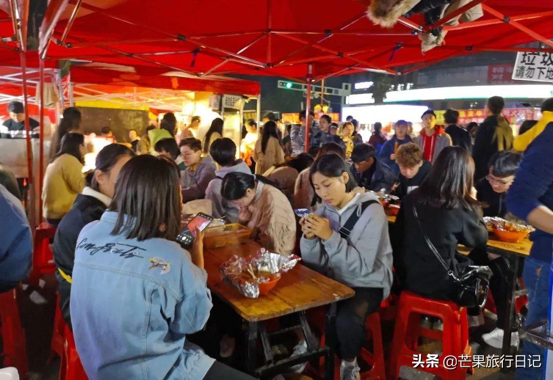 晚上发美食叫什么（摆地摊卖小吃一天最少收入和最多收入分别是多少）