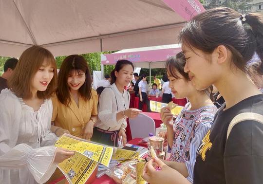 创享青春莲湖区举办首届大学生就业创业节活动，为大学生提供家门口服务