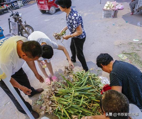 农村赶集农民夫妻热的满头大汗，大蒜价低卖的火爆，乐的笑开花