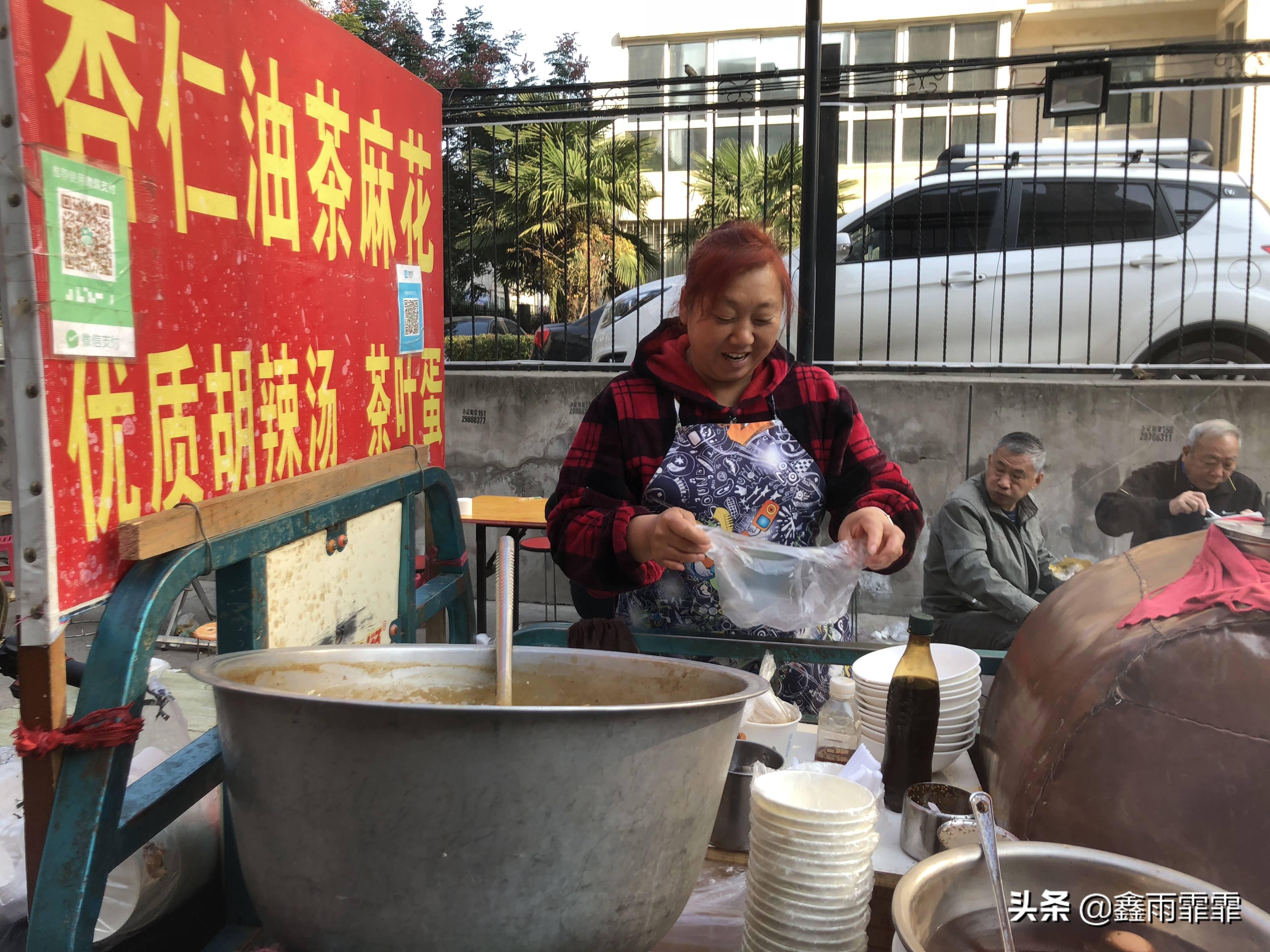 农村大妈卖什么美食（他用满是黑裂纹的手做手擀面）