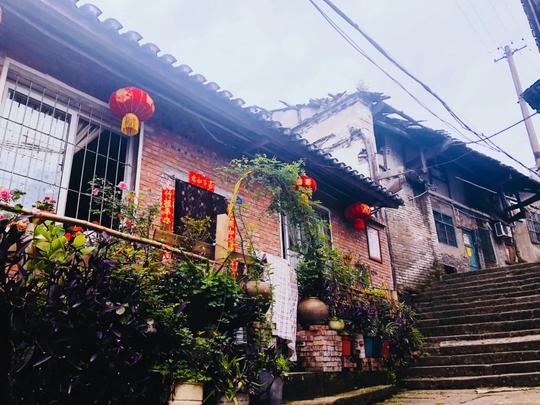 搭上绿皮火车去旅行！重庆小众冷门老街，号称另一个“磁器口”！