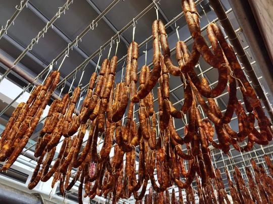 猪肉蹭蹭直降成都农产品中心批发市场香肠腊肉销得旺