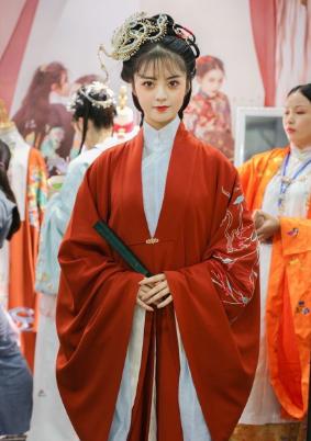 谁说汉服只属于年轻人？八旬老奶奶的汉服走秀照样惊艳