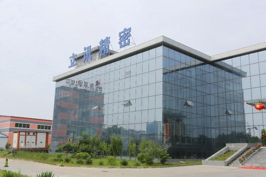 富士康厂妹：坐拥3100亿与苹果合作，白手起家是假依附男人是真？