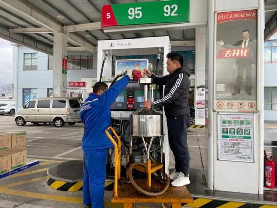 ​交警提醒：加油站新的骗局曝光，已有大量车主上当！相互转告