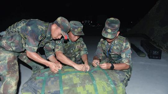风雨夜，火箭军某部组织实兵对抗演练