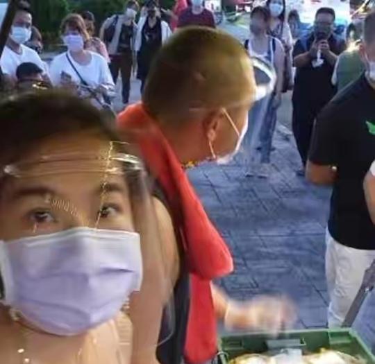 又一台湾艺人转行摆地摊！与女友在40度高温中卖力，直播流泪诉苦