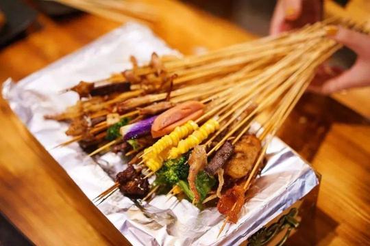女子卖炸串独霸整条街30年，20元100串，顾客：闻着香味来的