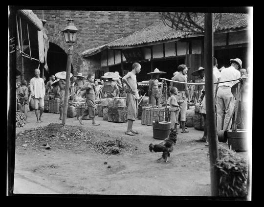 这才是真实的四川百姓生活：过河靠人背，挑夫们等待生意到来