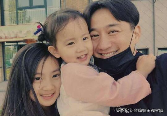 48岁黄磊教14岁女儿多多玩微博？背后的深意比盲目捧娃高级