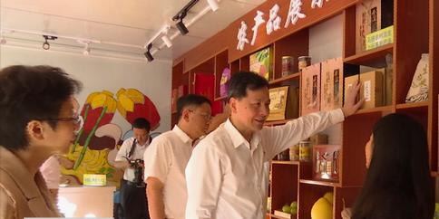 暖心，中国银行福建省分行捐赠投影仪和校服