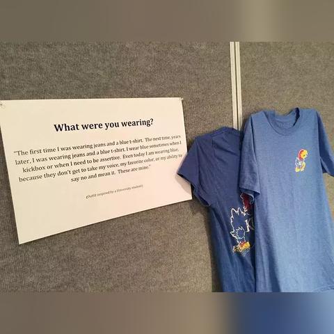 蓝色足球短裤怎么穿